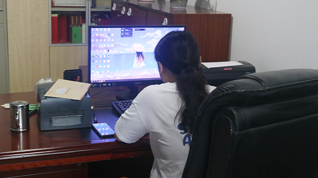 Professional customer service staff to answer your questions
